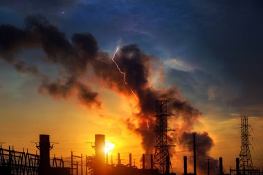 Fabrika petrol ve gaz endüstrisi dramatik gökyüzü günbatımı ve yıldırım