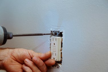 Duvar soket yükleme elektrik prizine bir vida