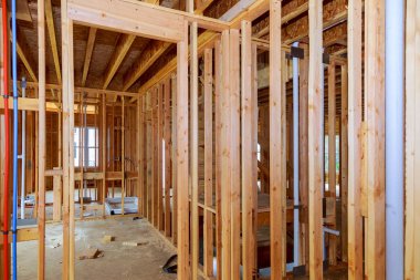 İnşaat inşaat ev çerçeve altında yeni bir evin iç çerçeveleme