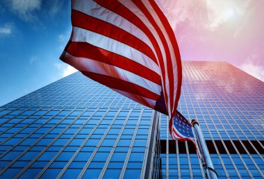 Amerika Birleşik Devletleri bayrağı sallayarak görünümü yüksek artış cam kule