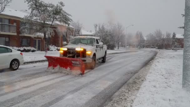 NY EUA 13 de janeiro de 2018: A máquina de remoção de neve limpa a rua da neve — Vídeo de Stock