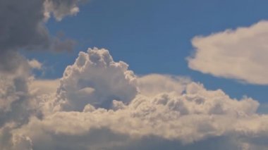 Beyaz bulutların üzerinde mavi gökyüzü güneş ışınları ile uçan