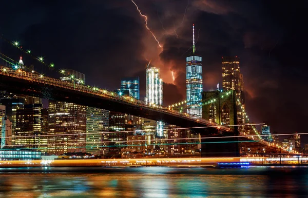 ブルックリン ブリッジと劇的な空と雷ニューヨークのダウンタウンのスカイライン — ストック写真