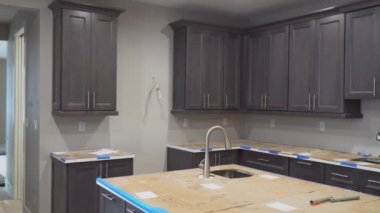 Özel mutfak dolapları, mutfak dolapları için temel yükleme çeşitli evrelerinde