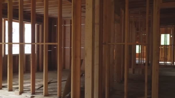 Construcción de edificios, estructura de marco de madera en el nuevo sitio de desarrollo inmobiliario — Vídeo de stock