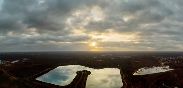 Wschód Słońca Jezioro Krajobraz Wcześnie Rano Woda Las Sylwetki Promienie — Zdjęcie stockowe