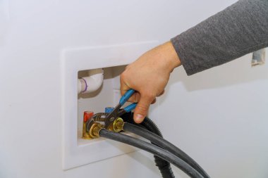 Ev sıhhi tesisat su temini hortum çamaşır makinesi için anahtarı kullanarak bağlanma