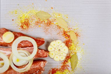 Taze domuz carbonade, et Marine ve otlar kızarmış sarımsak ve soğan ile hazırlanan