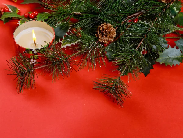 家庭假日 圣诞节红色背景与和圣诞树蜡烛 — 图库照片