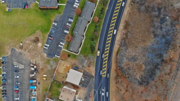 Vue de la hauteur de la route arbres jaunes et maisons — Video