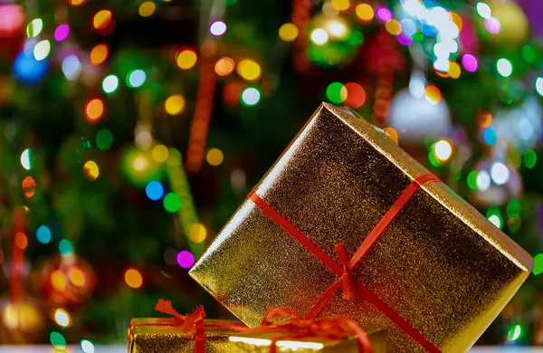 Bir hediye kutuları seçici odak ayrıntılı bir güzel Noel hediyesi ve Noel ışıkları — Stok fotoğraf