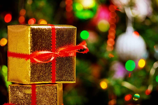 Karácsonyfa, ajándékok, gyönyörű karácsonyi ajándék dobozok koncepció. — Stock Fotó