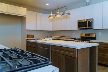 Yeni indüksiyon Ocak modern mutfak kurulumu