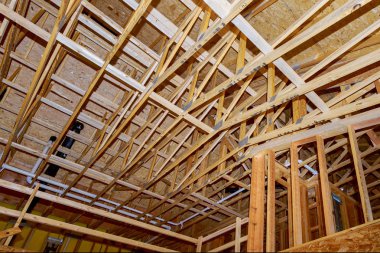 Yeni bir ev inşaat iç ve sıhhi tesisat ev çerçeve içine altında.