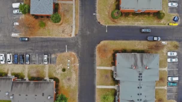 住宅 c コミュニティ道路や住宅建物の空中ショット — ストック動画