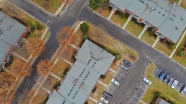 Kırsal kasaba ve araba parkı, kuş uçuş yüksekliği binalardan havadan görünümü