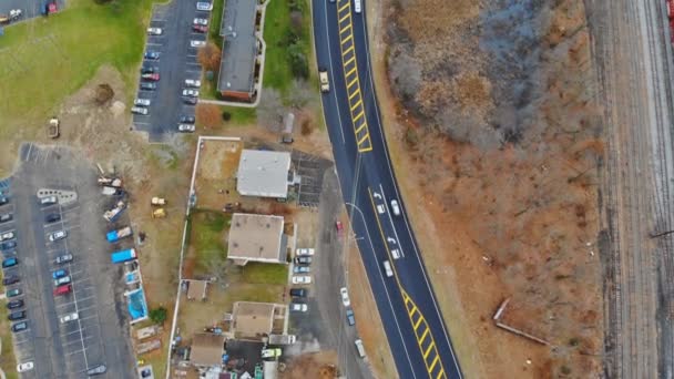 Vue aérienne d'un lotissement sur la ville avec des voies ferrées à proximité des bâtiments, des drones abattus — Video