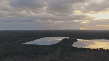 Hava doğal görünümünü gündoğumu peyzaj bir ormandaki göl