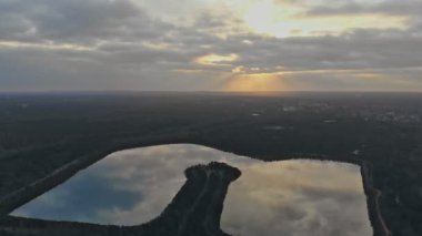 Göl Manzara ve küçük göl günbatımı