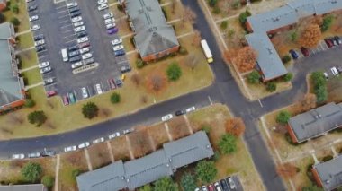 Yol sarı ağaçlar ve evleri yükseklikten görüntülemek