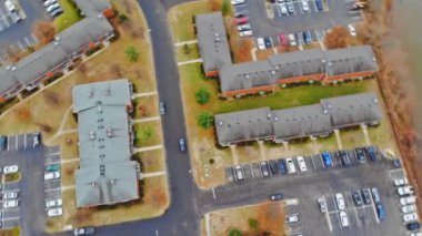 Yükseklerden gelen arabalar. Yolun, ağaçların ve evlerin havadan görünüşü