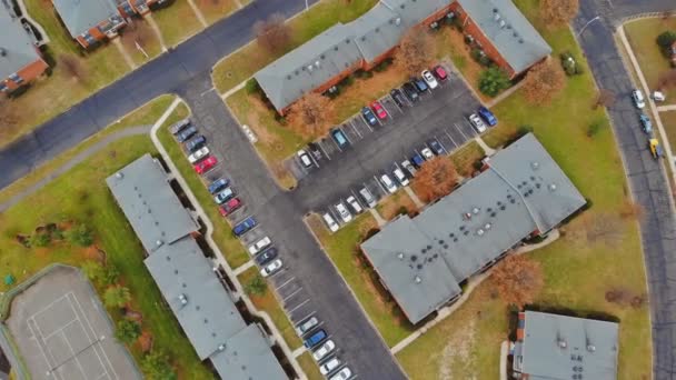 Filas de casas Community Aerial Shot over Home Development con tejados muy cerca — Vídeos de Stock