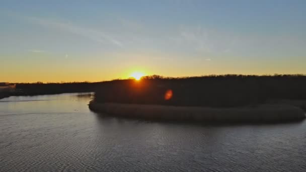 Een prachtig uitzicht door de rivier in het bos tijdens zonsondergang in sammer avond. majestueuze zonsondergang in natuur fantastische rivier — Stockvideo