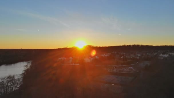 Luchtfoto panorama van residentiële particuliere sector waterkant bij zonsondergang Usa — Stockvideo