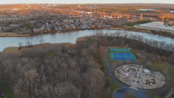 Flygfoto över sovdel hus vid vattnet i solnedgången. USA — Stockvideo