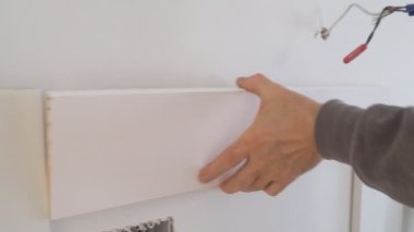 Duvar kalıp kesim hava ölçer bitirmek nailer adam çivilenmiş bir özel ev inşa yüklenicisi