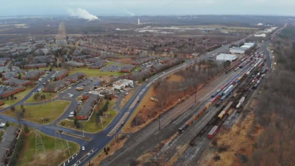 Vue aérienne d'une ville et d'une municipalité sur des voies ferrées. Journée ensoleillée d'été. NJ États-Unis 