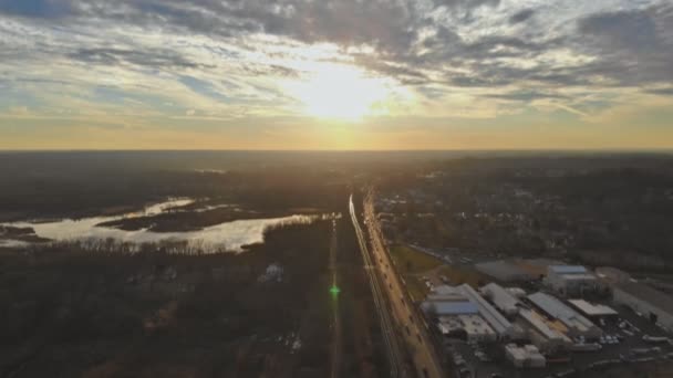 Luftaufnahme eines typischen Gebäudes und Straße den Schlafbereich bei Sonnenuntergang usa canada — Stockvideo