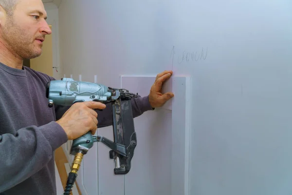 Moldeado de la pared ajuste calibre de aire acabado clavador hombre clavado contratista de construcción de casa personalizada —  Fotos de Stock