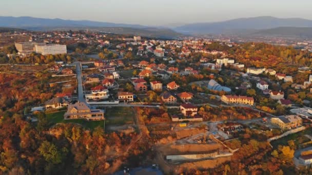 Pequeña ciudad vista panorámica desde arriba en el otoño Uzhhorod Ucrania Europa durante la puesta del sol — Vídeos de Stock