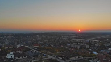 Orta sınıf havadan görünümü küçük bir köy veya kasaba kırsal ev sahipliği yapmaktadır. Üstten görünüm yukarıdaki Uzhhorod Ukrayna Avrupa Güneş doğarken evler