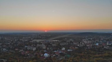 Gün batımında, hava şehrin konut alanı. Küçük bir kasaba olan Uzhhorod Ukrayna Avrupa Cityscape evlerde