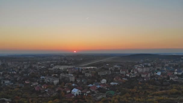 Woonwijk van de stad bij zonsondergang, luchtfoto. Stadsgezicht huizen in klein stadje in het Europa van de Oekraïne Oezjhorod — Stockvideo