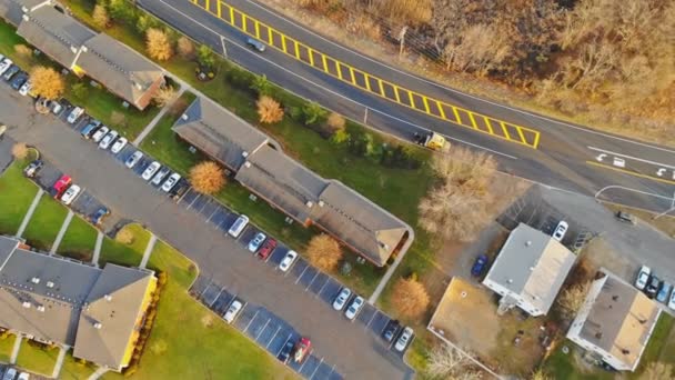 Luftaufnahme einer traditionellen Wohnsiedlung in den USA. Blick geradeaus mit Satellitenbild-Stil, die Häuser — Stockvideo