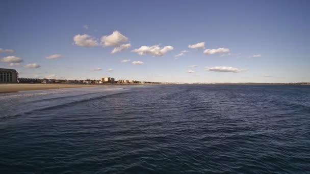 Praia drone aéreo imagens oceano ondas bater costa litoral — Vídeo de Stock