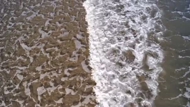 Ondas oceânicas aéreas quebrando na praia arenosa — Vídeo de Stock