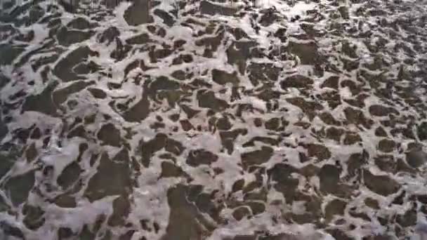 Воздушный песчаный пляж красивый океан с маленькими волнами — стоковое видео