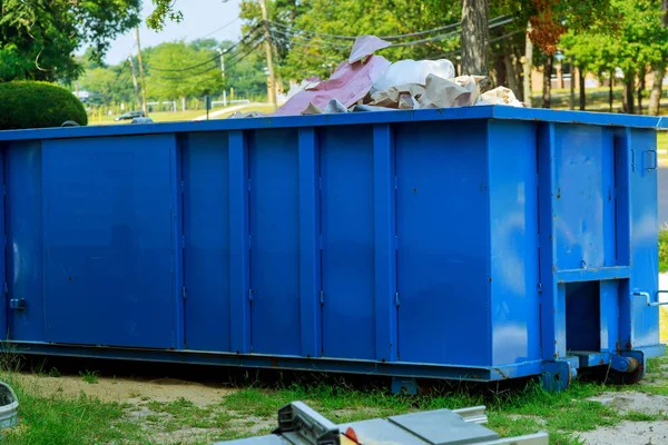建物残骸 工業用ゴミ箱と青い金属廃棄物コンテナー — ストック写真
