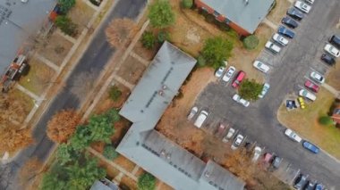 Ağaçlar ve evleri Panoraması yükseklikten uyku çevrenin görünümü üstten görünüm