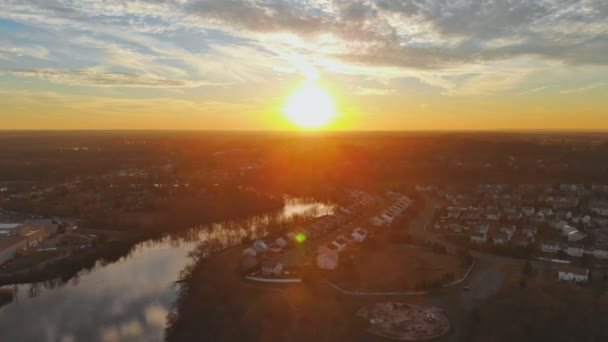 サンセット アメリカ住宅民間ウォーター フロントの空中パノラマ — ストック動画