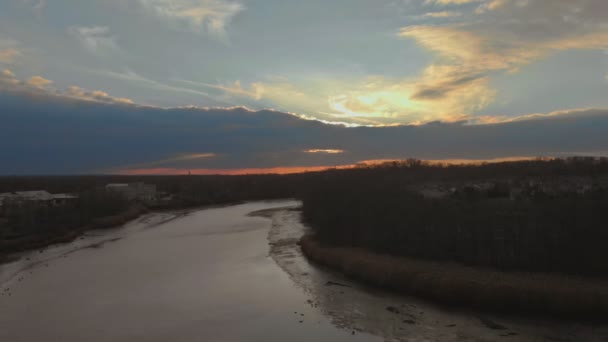 Luftaufnahme des Schlafbereichs Häuser Waterfront bei Sonnenuntergang. USA — Stockvideo