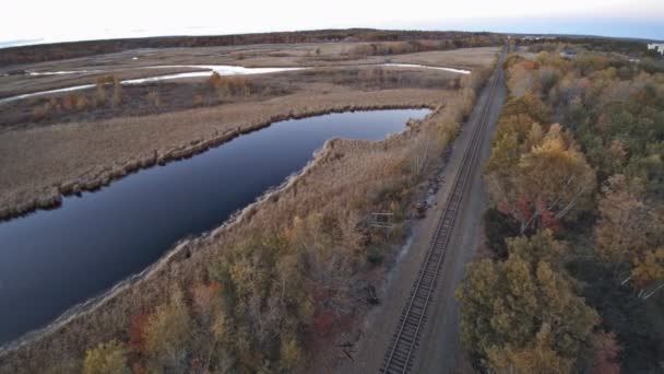 Cores de outono na paisagem em vista panorâmica do lago — Vídeo de Stock