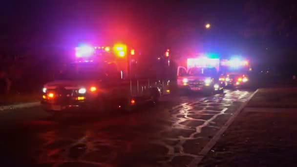 Sayreville NJ USA DECEMBER 23 2018: an ambulance flashes its lights during a after storm — Stock Video