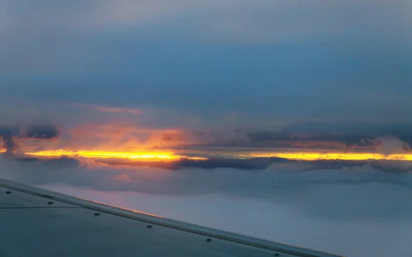 Vacker Solnedgång Moln Och Himlen Sedd Genom Fönstret Ett Flygplan — Stockfoto