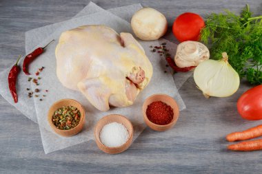 Pişmemiş tavuk Marine için malzemeler ahşap tablo. Tavuk pişirmeye hazır. Et Marine. Noel ve Şükran günü için bir festival yemek tavuk pişirme.