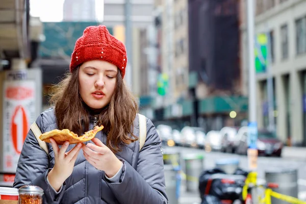 Uliczne Jedzenie Zadowolony Ładny Nastolatek Kawałek Pysznej Pizzy Ulicznej Kawiarni — Zdjęcie stockowe